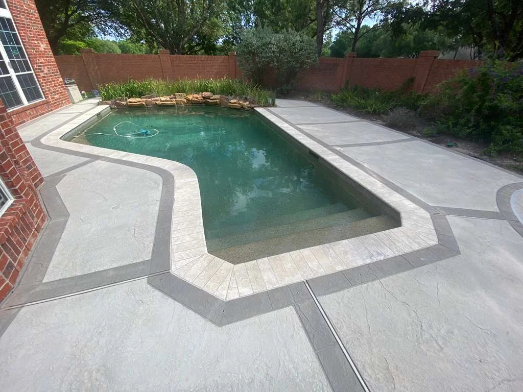 Geometric concrete finish around a spa